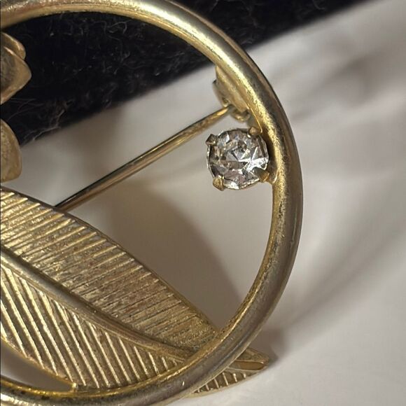 Vintage Gold Tone Circular Floral Leaf Rhinestone Brooch with Pearl Accent - Picture 3 of 6